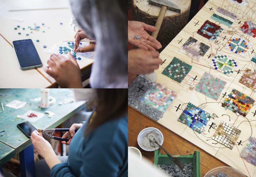 Collage di tre fotografie: a sinistra dettagli di mani di ragazzi che tagliano e assemblano pezzetti di mosaico, a destra l'opera finale quasi conclusa.