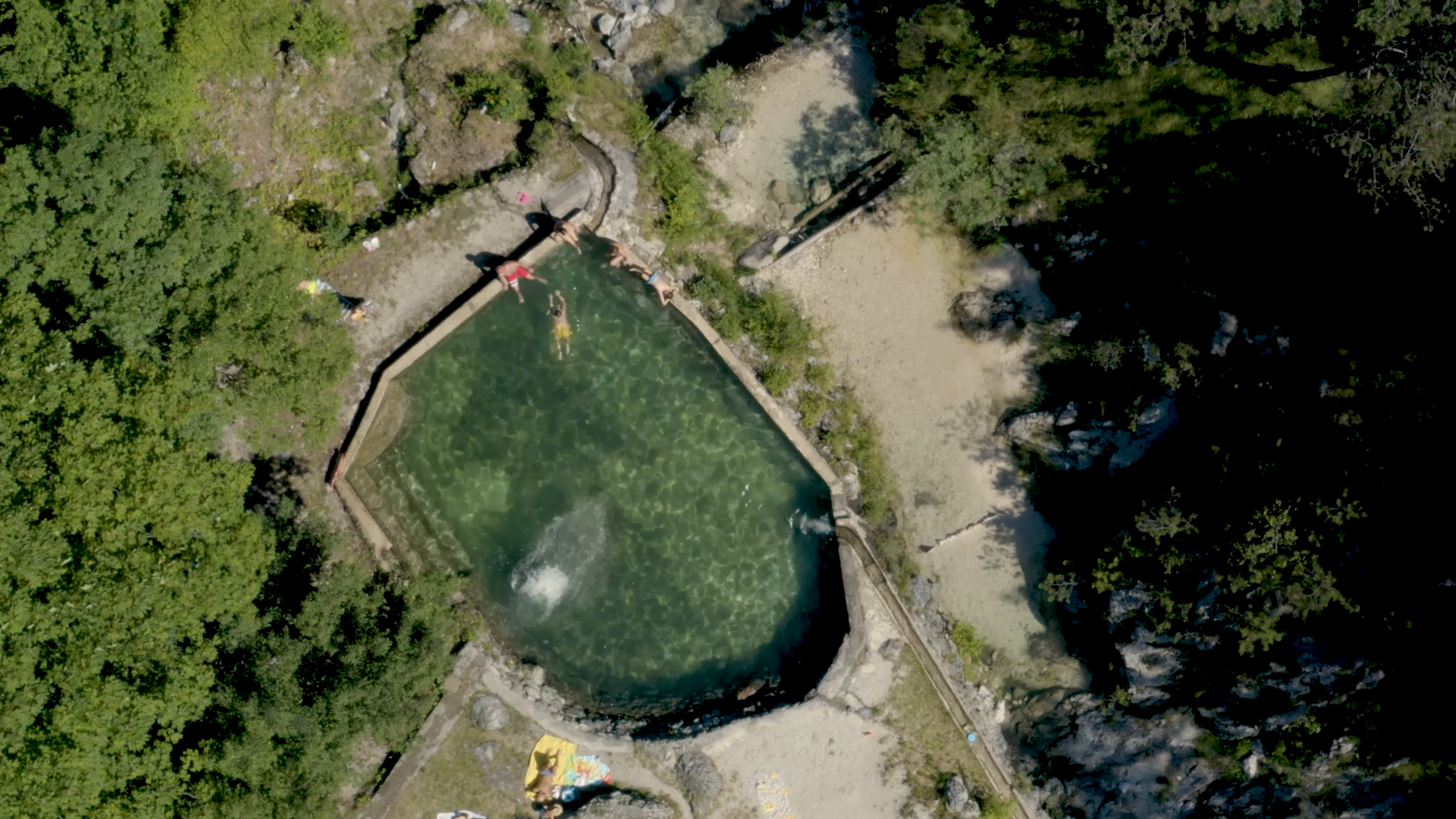 Una vasca d'acqua in mezzo ai boschi, una spiaggia segreta di una piccola comunità Montana